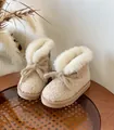 Detailansicht cremefarbener Kleinkinder-Schneestiefel mit warmem Futter und Schleife. - Beige