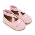 Vue détaillée de chaussures de bébé fille en cuir verni rose à brides croisées - Rose
