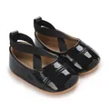 Gros plan sur des chaussures de princesse pour bébé fille en cuir verni noir - Noir
