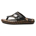 Handgenaaide heren strandsandalen slippers in zwart leer met antislipzool design - Zwart