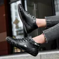 Bottines Martin en cuir noir pour femmes présentées dans un style urbain élégant - 35 / Style en Cuir Véritable (G8008) / Noir