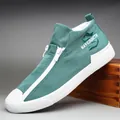 Zapatillas altas de lona verde para hombre con un diseño único de cremallera frontal. - Verde Oscuro