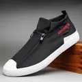 Zapatillas altas de lona negra con cremallera frontal y suela blanca gruesa - Negro y Blanco