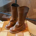 Détail de bottes hautes marron pour filles avec fermeture éclair et bout en cuir verni brillant - 26 / Marron