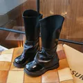 Vue détaillée des bottes hautes noires pour filles avec bout en cuir verni et design plissé - 26 / Noir Pièce
