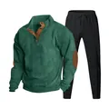 Vooraanzicht groene corduroy trui met knoopsluiting en zwarte trainingsbroek - Fruitgroen met zwarte broek