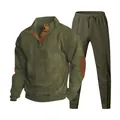Detail van olijfgroen corduroy henley sweatshirt en bijpassende broek met koord - Legergroen