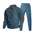 Detailweergave van de blauwe ribfluwelen trainingsset voor heren met bruine patches - Denim Blauw