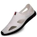 Sandali casual da uomo in morbida pelle bianca con ritagli traspiranti e suola nera flessibile - 38 / Bianco (2108)