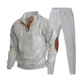 Detail van het grijze heren corduroy casual set met bruine elleboogstukken en knopen - Lichtgrijs