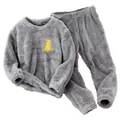 Détail de l'ensemble de pyjama gris duveteux avec patch brodé de dinosaure jaune - 110 / Haut Et Bas / Gris