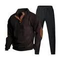 Detailweergave van bruin corduroy trainingspak voor heren met geribbelde textuur en patches - Bruin met zwarte broek