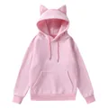 Detalle de una sudadera rosa con capucha y adorables orejas de gato en el diseño de vellón - S / Tops / Rosa