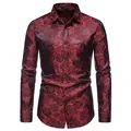 Détail d'une chemise à manches longues rouge foncé pour homme avec imprimé rose noire. - S / Hauts / Bordeaux