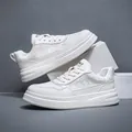 Stijlvolle witte herensneakers met plateauzool en ruitpatroon in reliëf. - 3D Schaakbord Stijl (8386)