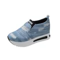 Sneaker slip-on in denim blu invecchiato con zeppa interna e suola platform per donna - 35 / Azzurro