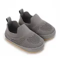 Primo piano di scarpe da camminata per neonati in rete grigia con suole flessibili - Grigio