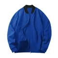 Vista detallada de una chaqueta bomber azul para hombre con cuello negro y cierre. - Azul zafiro