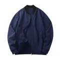 Vista frontal de chaqueta bomber azul marino para hombre con cuello negro y cremallera. - Azul Marino