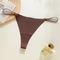 Naadloze bruine string met sexy dunne zijbandjes en een elegante geribbelde textuur - Donkerbruin