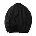 Vista frontal detallada de la chaqueta bomber casual negra para hombre con cuello y cremallera - Negro