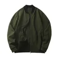 Detalle de sudadera con cremallera para hombre en verde oliva y cuello acanalado negro. Casual. - Verde Militar