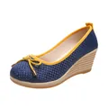 Stijlvolle dames sleehak van blauw vlechtwerk met gele strik en comfortabel plateau - 35 / Blauw