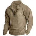 Dettaglio felpa uomo in pile color kaki con colletto a lupetto e mezza zip a maniche lunghe - Taglia S / Top / Cammello
