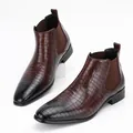 Dettaglio stivali Chelsea da uomo marroni con motivo a coccodrillo e punta quadrata elegante - 40 / Marrone scuro