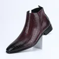 Dettaglio stivale Chelsea da uomo in pelle goffrata bordeaux con una punta quadrata molto elegante. - 40 / Borgogna