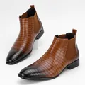 Dettaglio stivaletti Chelsea marroni da uomo con texture coccodrillo e punta quadra. - 40 / Marrone