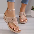 Legere Keilsandalen für Damen mit Blumendetail und Plateausohle im Sommerstil - 36 / Grau