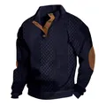 Gedetailleerde weergave van marineblauwe jacquardgebreide henley-trui met bruine elleboogstukken - S / Tops / Marineblauw
