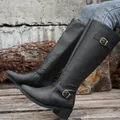 Détail de bottes cavalières noires à bout pointu, talon épais et boucle dorée - 38 / Bottes noires à bout pointu avec double boucle