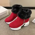 Rote Wildleder-Schneestiefel mit schwarzem Pelzbesatz und dicker Plateausohle, Seitenansicht. - 38 / Rot