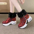 Detailansicht der roten Schneestiefel mit Leopardenmuster, Kunstpelz und Plateausohle - 38 / Leopardenprint