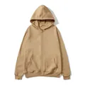 Detailansicht eines khakifarbenen Unisex-Kapuzenpullovers mit Reißverschluss. - Camel