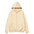 Vista frontale di una felpa con cappuccio beige minimalista con zip e tasche a marsupio - Cachi