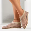 Dettaglio sandali piatti in rete beige con decorazioni di strass brillanti - Kaki