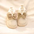 Vue détaillée de bottes d'hiver chaudes pour bébé fille avec nœuds à carreaux et polaire - Taille 22 (Longueur Intérieure 14cm) / Blanc Cassé