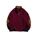 Dettaglio pullover bordeaux con mezza zip, toppe marroni sui gomiti e colletto alla coreana. - Borgogna
