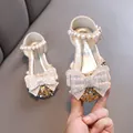 Elegante funkelnde champagnerfarbene Prinzessinnenschuhe mit Strassschleife und Perlenriemen. - 21 / Gold