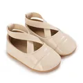 Vue détaillée de chaussures de princesse en cuir verni beige pour bébé fille à brides. - Blanc Cassé