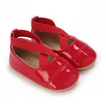 Détail de chaussures de princesse pour bébé en cuir verni rouge avec brides croisées - Rouge