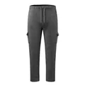 Detailansicht der grauen Herren-Cargo-Sweatpants mit warmem Fleece-Futter und Kordelzug - M / Unterteile / Dunkelgrau