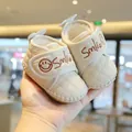 Warme fleece-gefütterte Winter-Babyschuhe mit Steppmuster und Smile-Stickerei - Beige