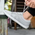 Graue atmungsaktive Mesh-Barfußschuhe mit breiter Zehenbox und weicher rutschfester Sohle - 36 / Grau