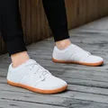 Atmungsaktive weiße Barfußschuhe aus Mesh mit breiter Zehenbox und brauner Gummisohle - 36 / Weiß