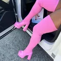 Pinkfarbene Overknee-Sockenstiefel mit Plateausohle, Blockabsatz und glänzender Optik. - Fuchsia