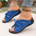Modische blaue Keilsandaletten für Damen mit eleganter Schleife und Ausschnittdetail - Blau